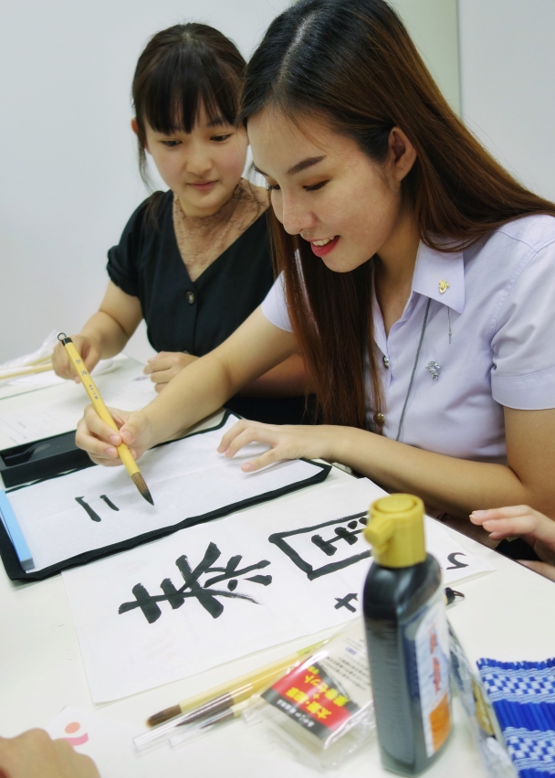 本学1年生との交流で書道体験中