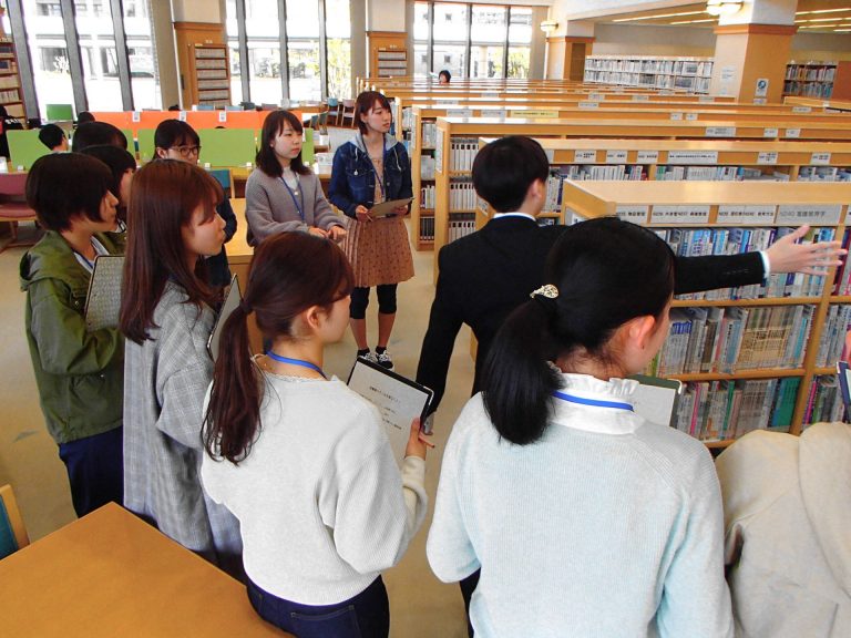 図書館ツアー中