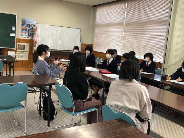 質問に答える本学４年生