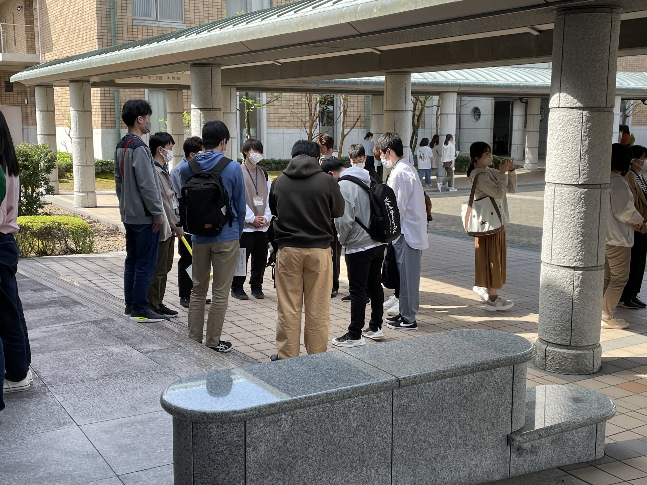 キャンパスツアー前に自己紹介する様子