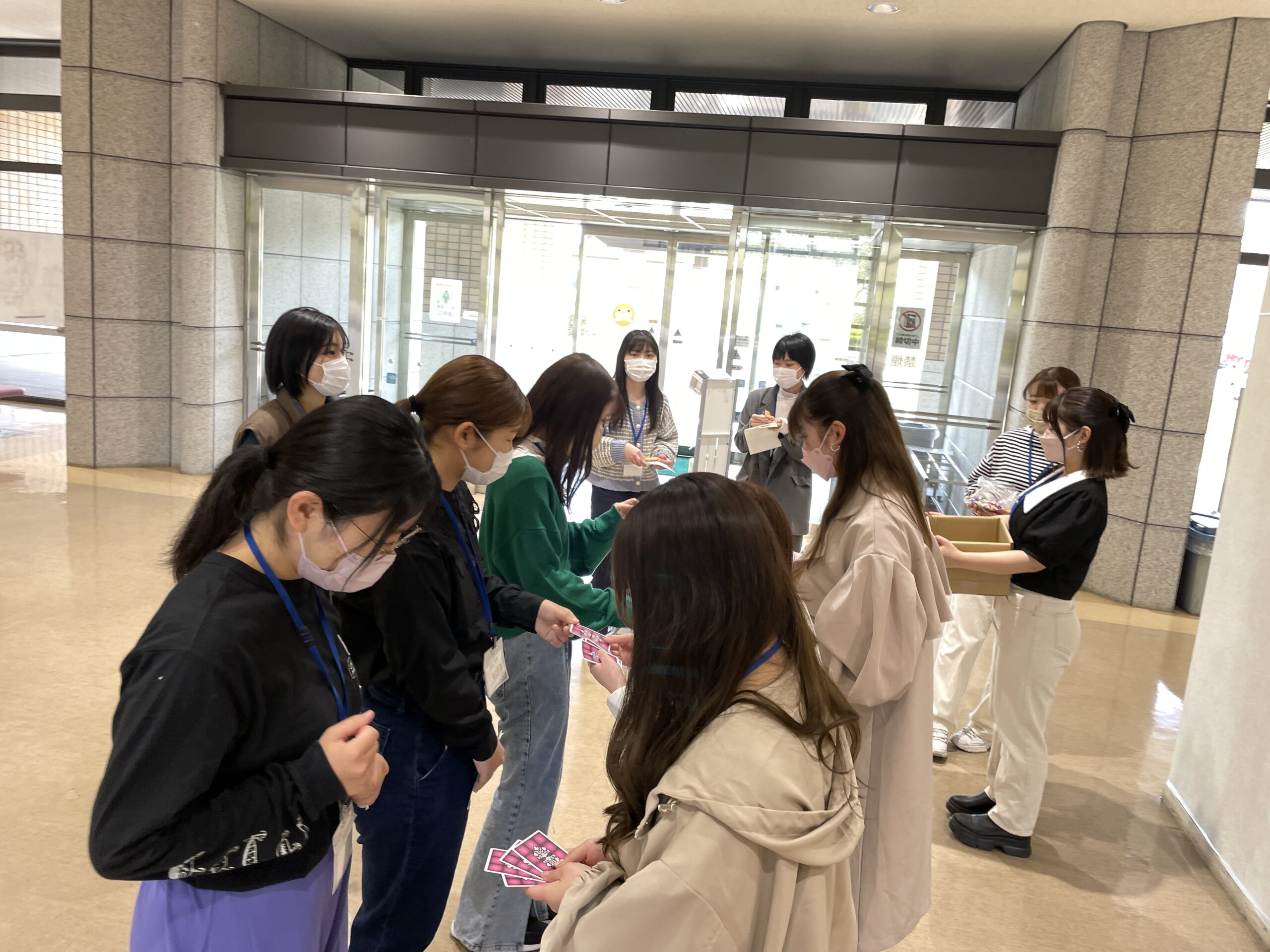 キャンパスツアーでミニゲームをする様子