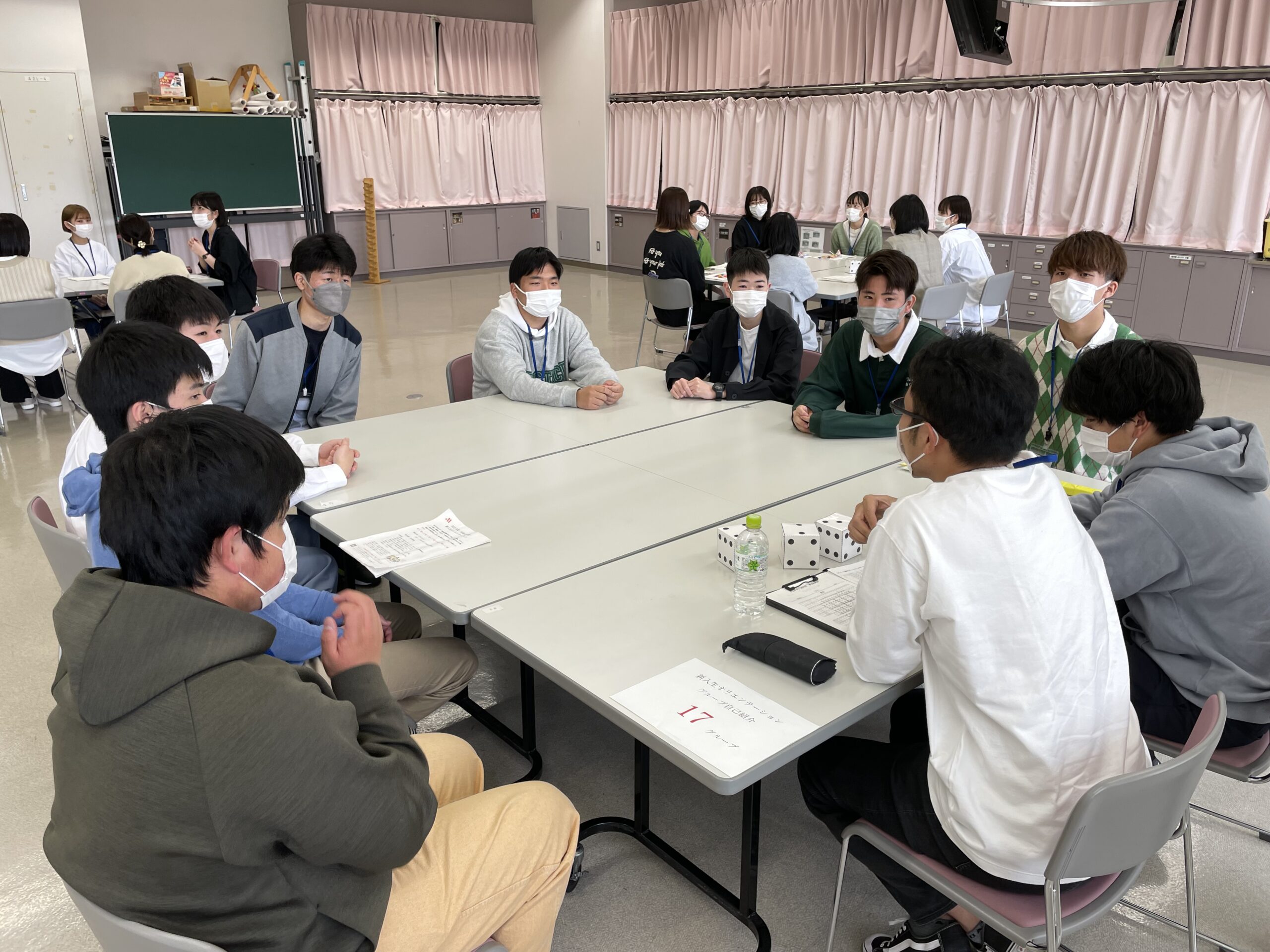 グループ自己紹介の様子