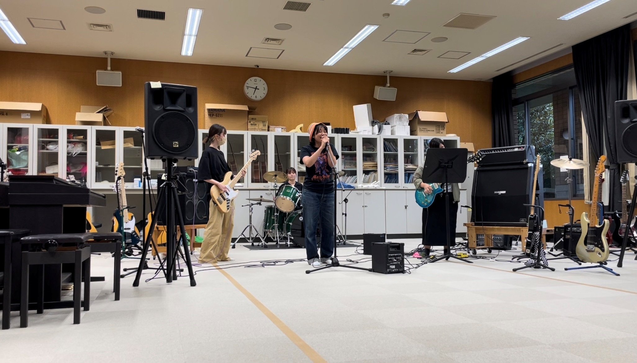 学内での対バンライブの様子