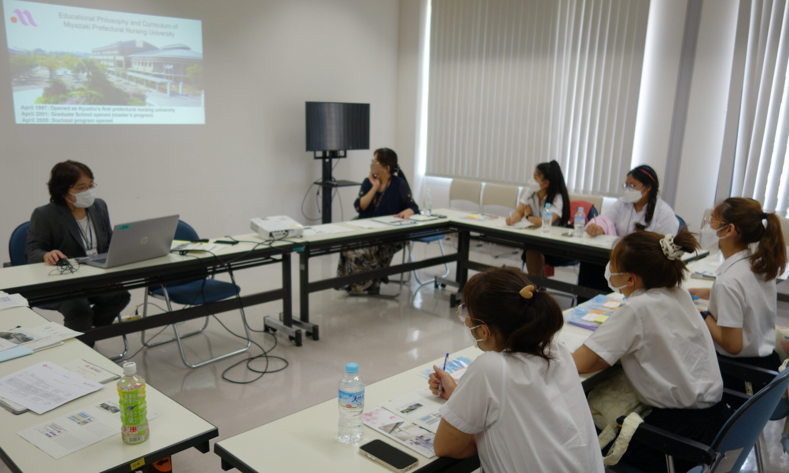 Lecture on Japan's healthcare system and our university's philosophy and curriculum