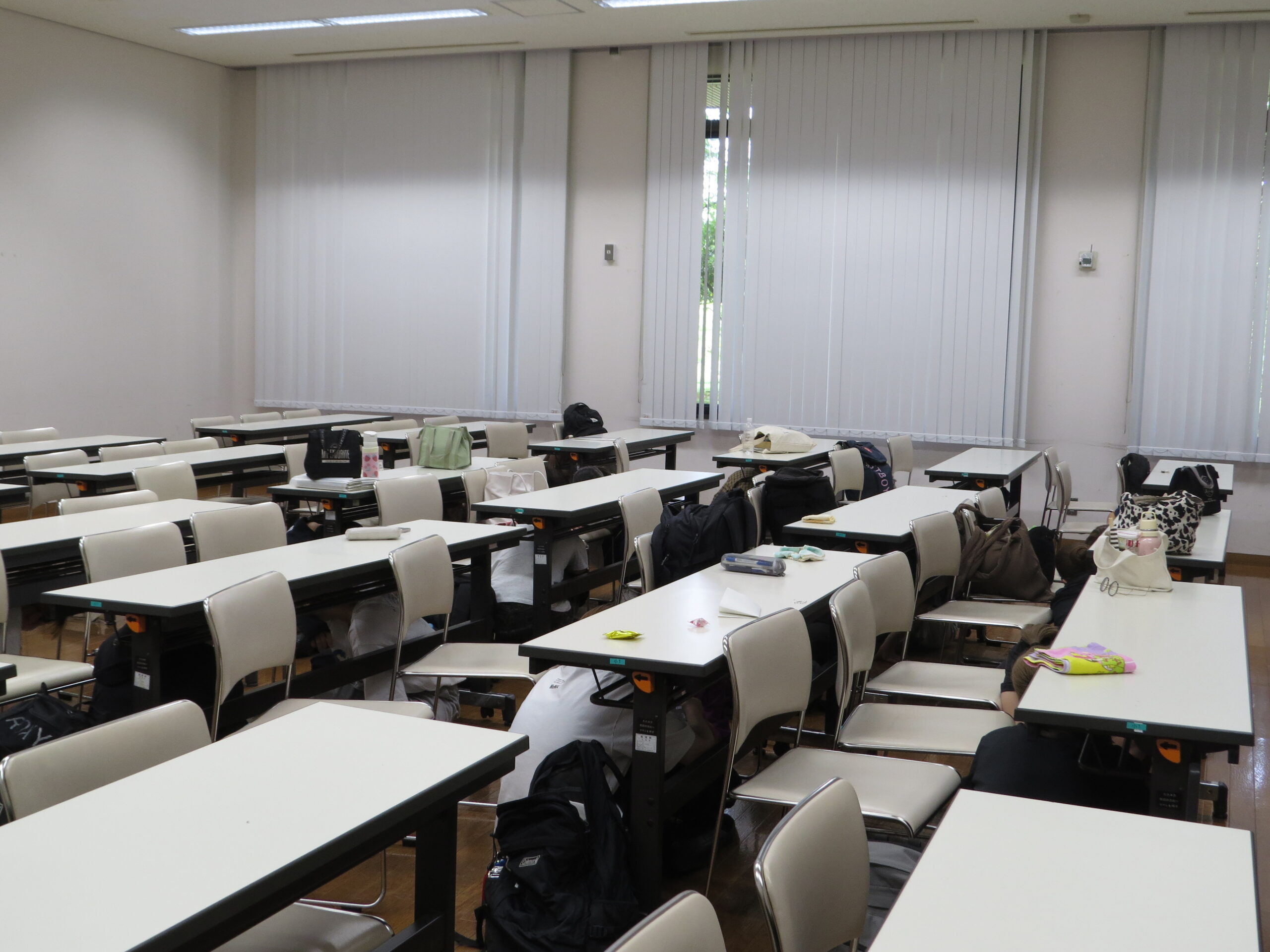 机の下にもぐり身の安全を確保