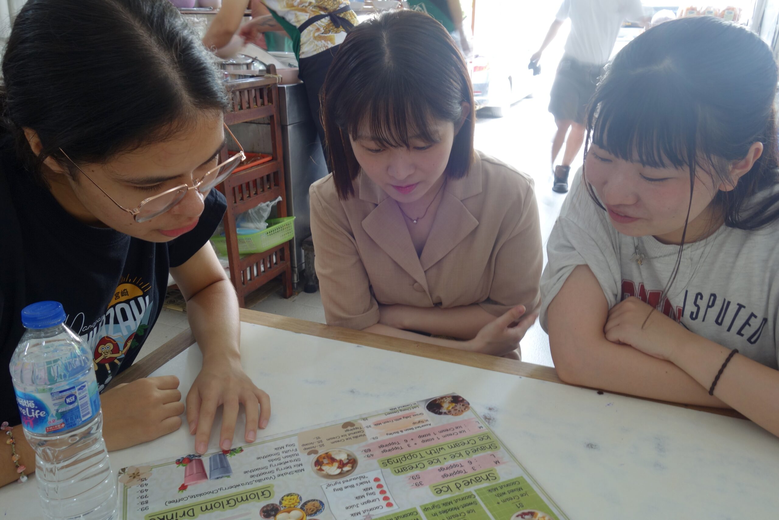 タイ学生と一緒に現地の食堂で