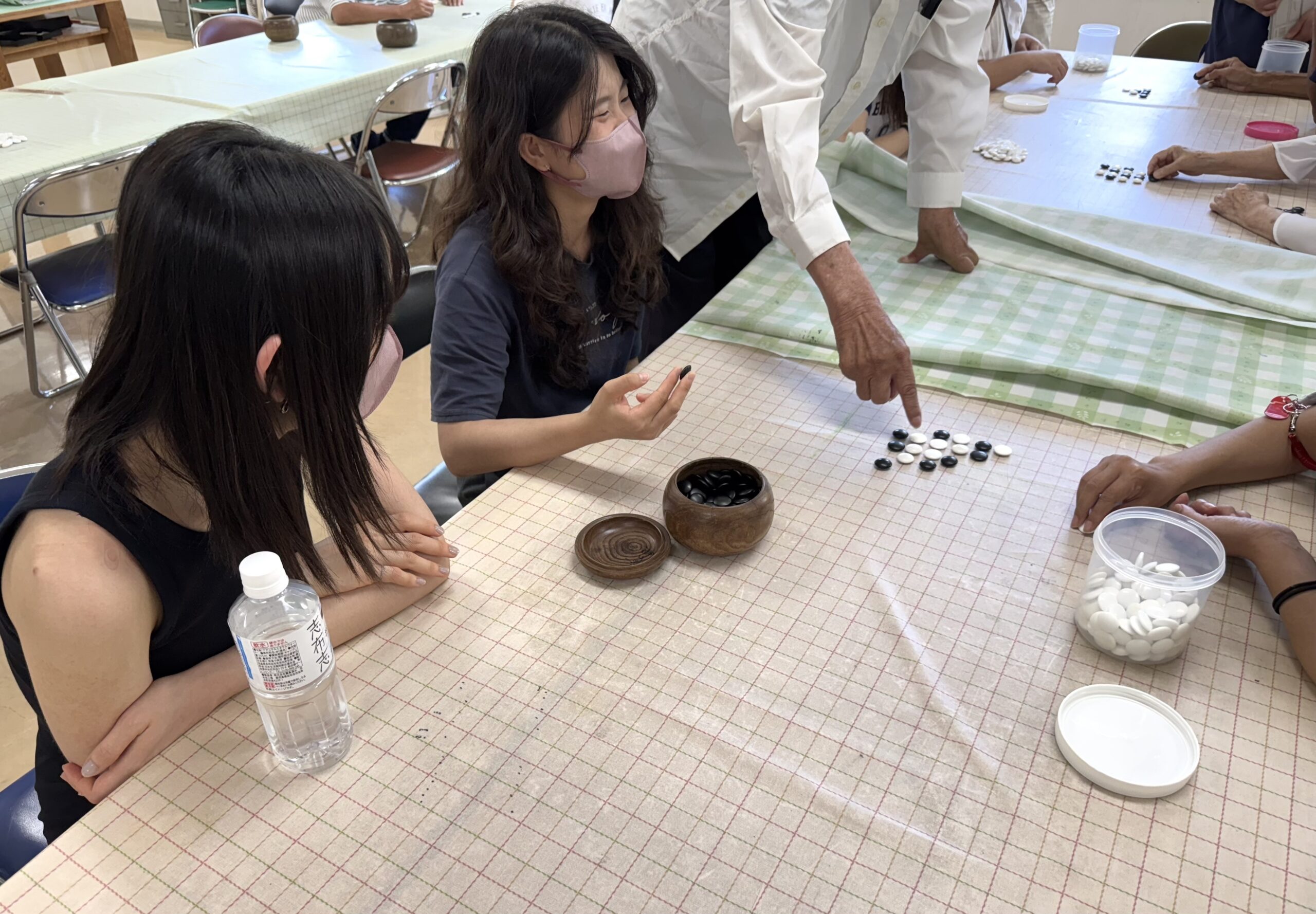 井上病院で利用者と五目並べの様子