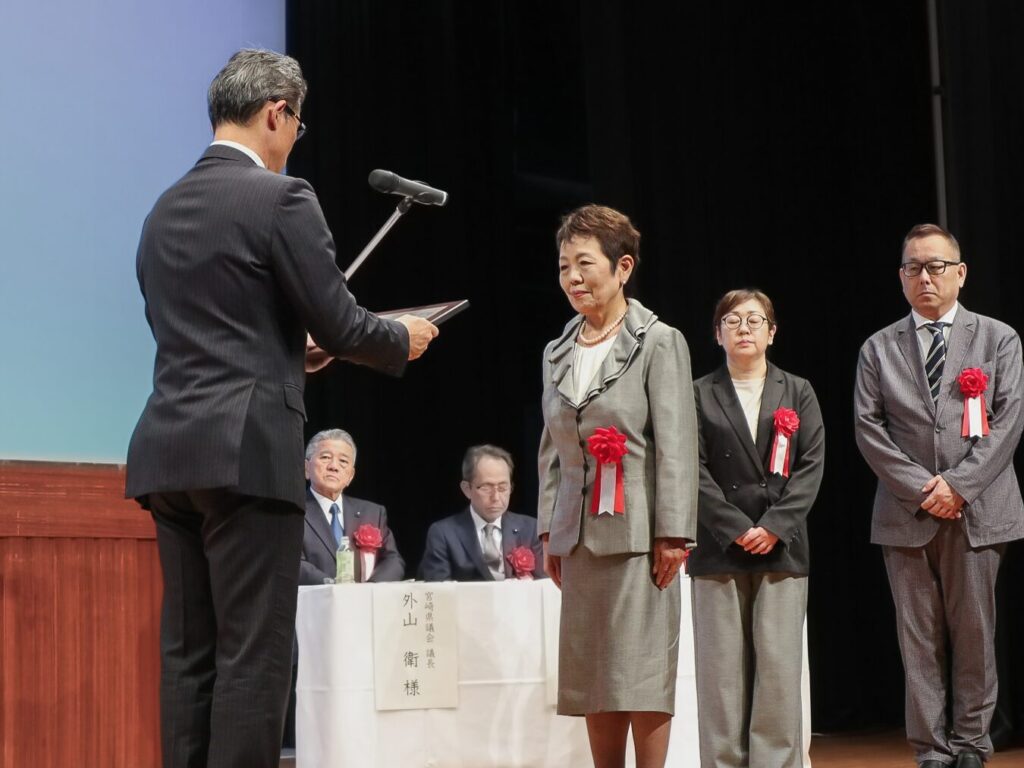 日本赤十字社宮崎支部長である宮崎県知事から、本学長鶴学長に「日本赤十字社銀色有功章」が授与されました。