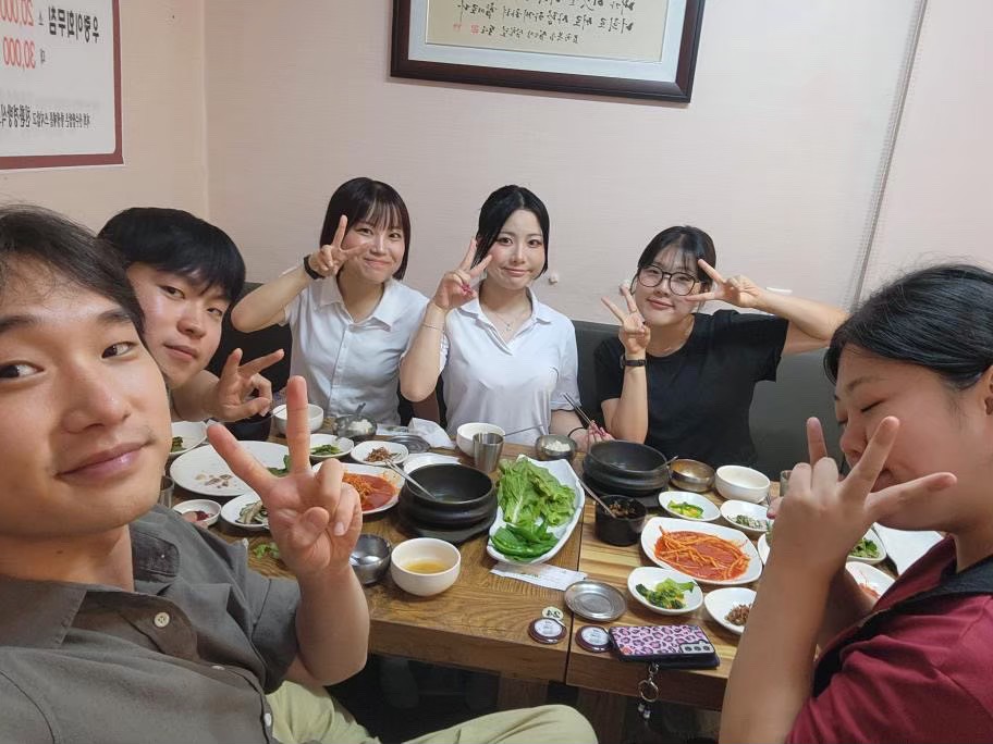 朝鮮看護大学生と地元のお店で昼ご飯