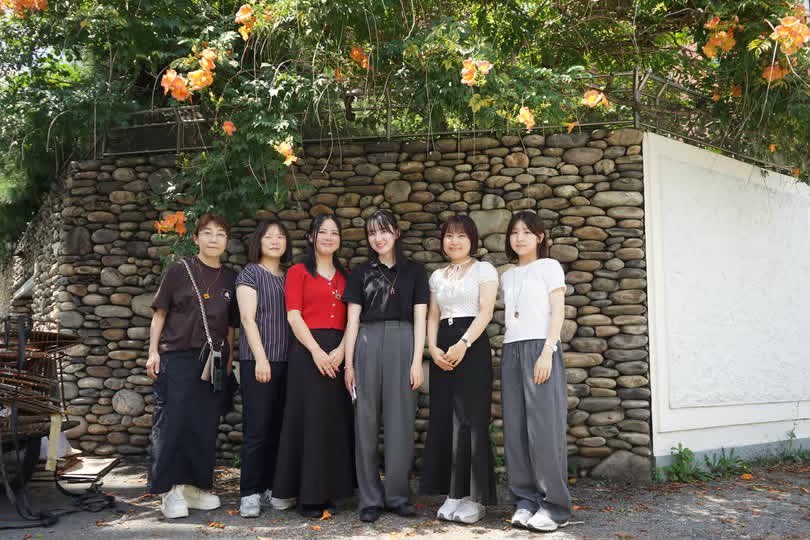 散歩中にきれいな花と共に