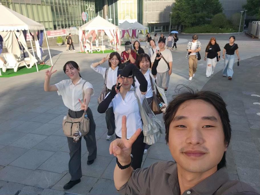 現地の学生とお店へ