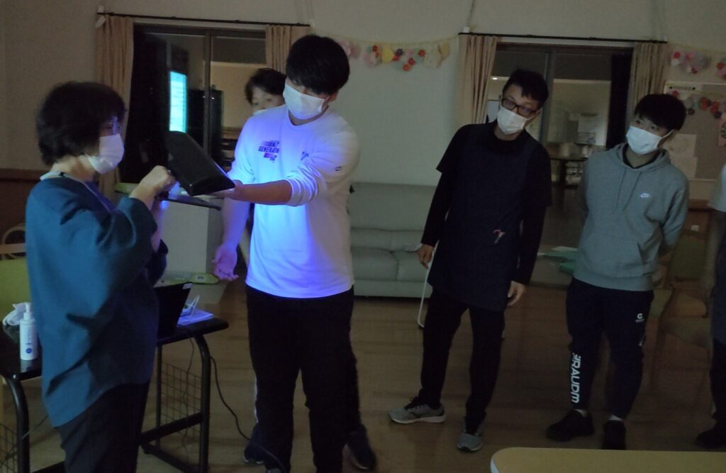 ライトを使った手洗いのチェックの様子